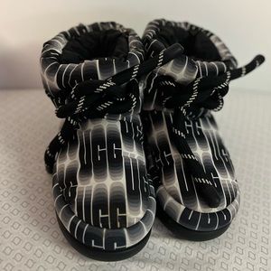 UGG CLASSIC MAXI WAVELENGTH SHORT BLACK WHITE BOOTS